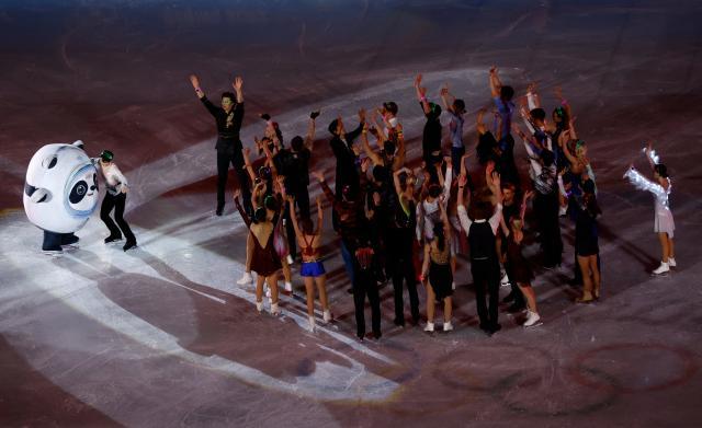 开云体育官网-欧洲看冬奥：花滑选手终于还是对冰墩墩下手了